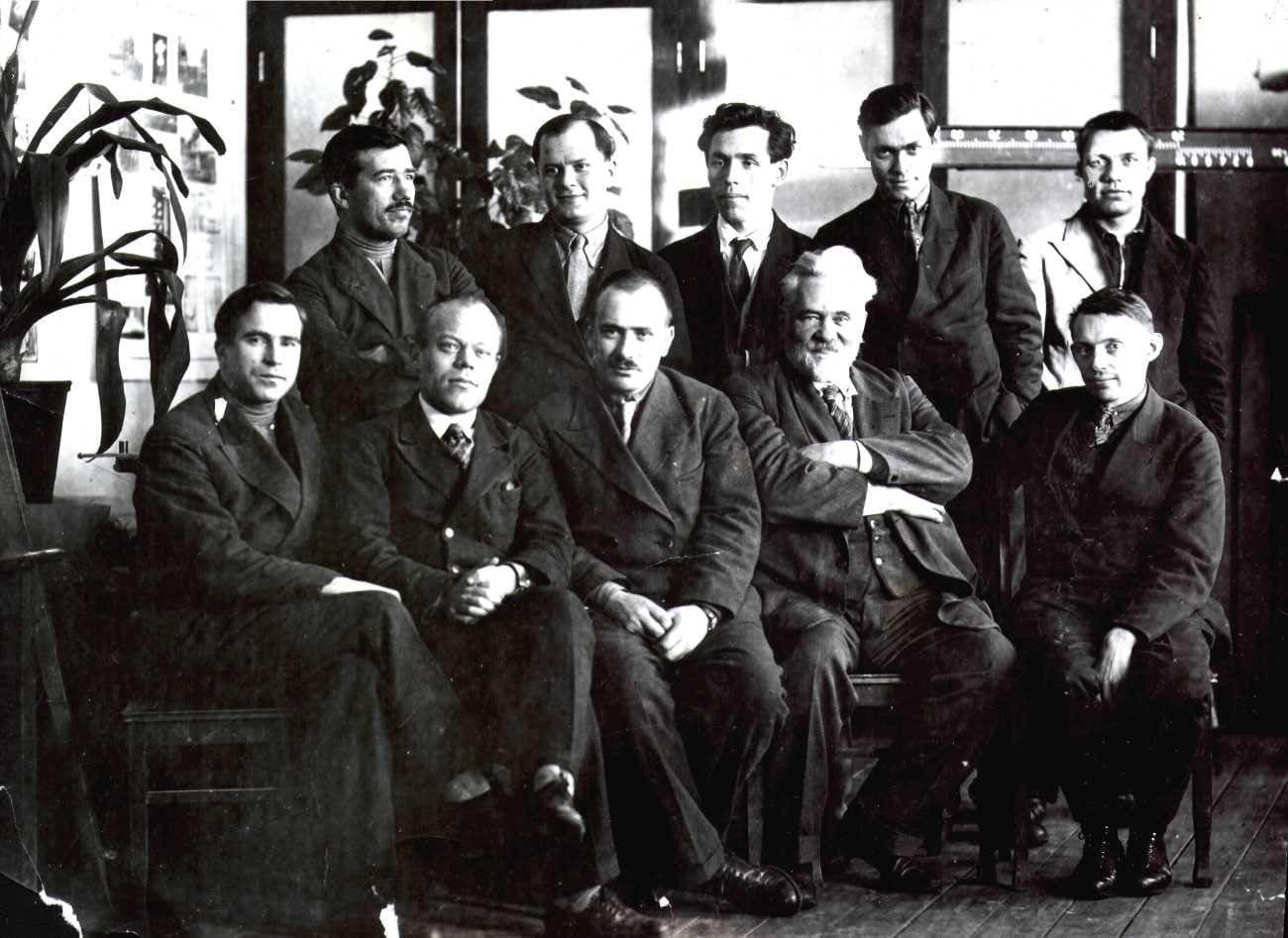 Кафедра маркшейдерского дела (фото начала 30-х годов), слева направо: 1-й ряд (сидят) - … , А.А. Игошин, Д.Н. Оглоблин, П.К. Соболевский, Г.И. Вилесов; 2-й ряд – М.Ф.Солодилов, …
